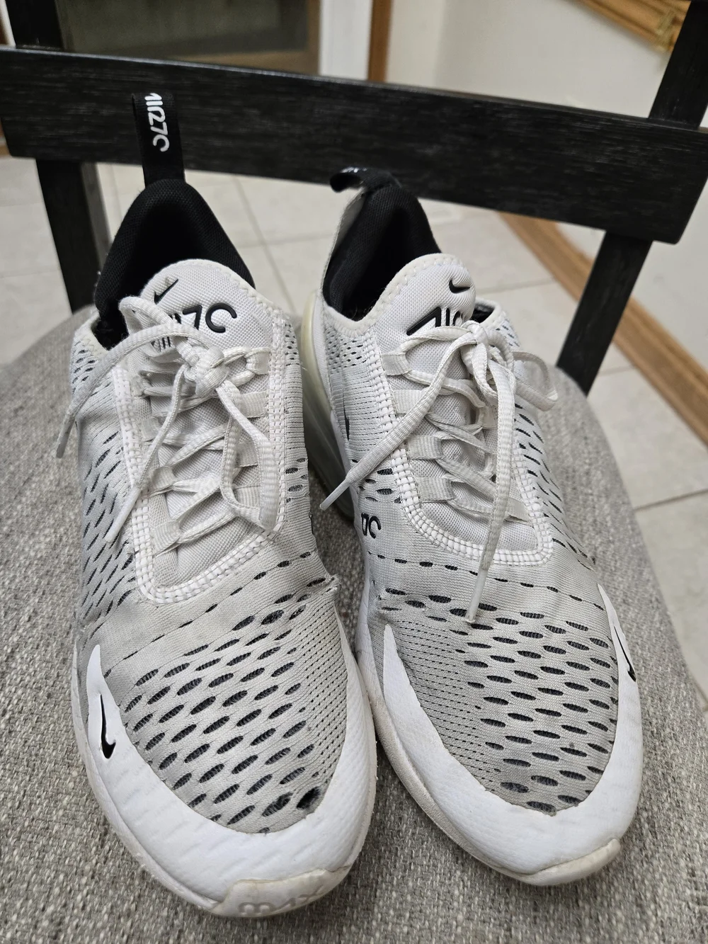 Womens Nike Light Gray and Black Air Max 270 Sneakers Size 9